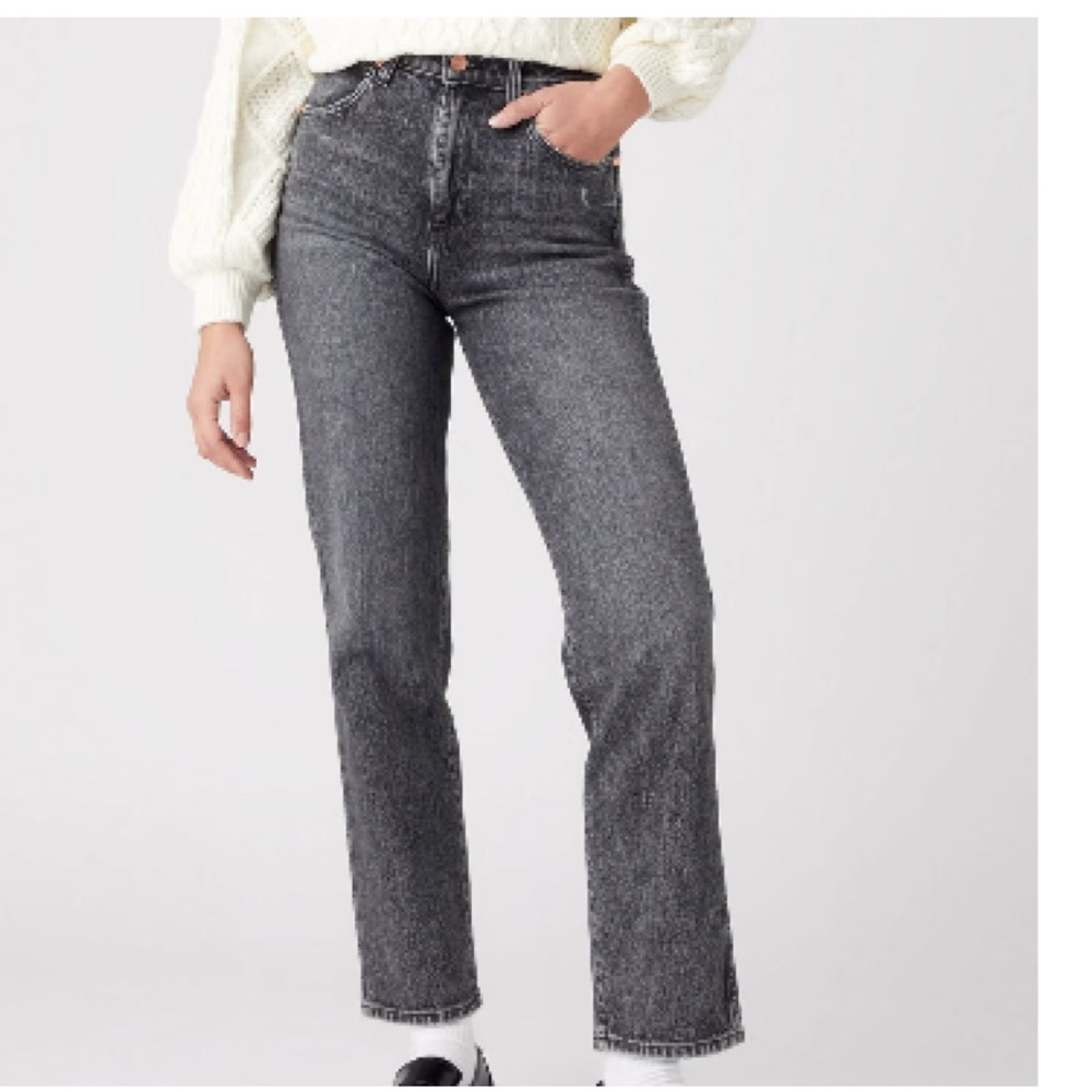 NWT  Wrangler Mom Straight Denim-Blend Jeans 33X28
